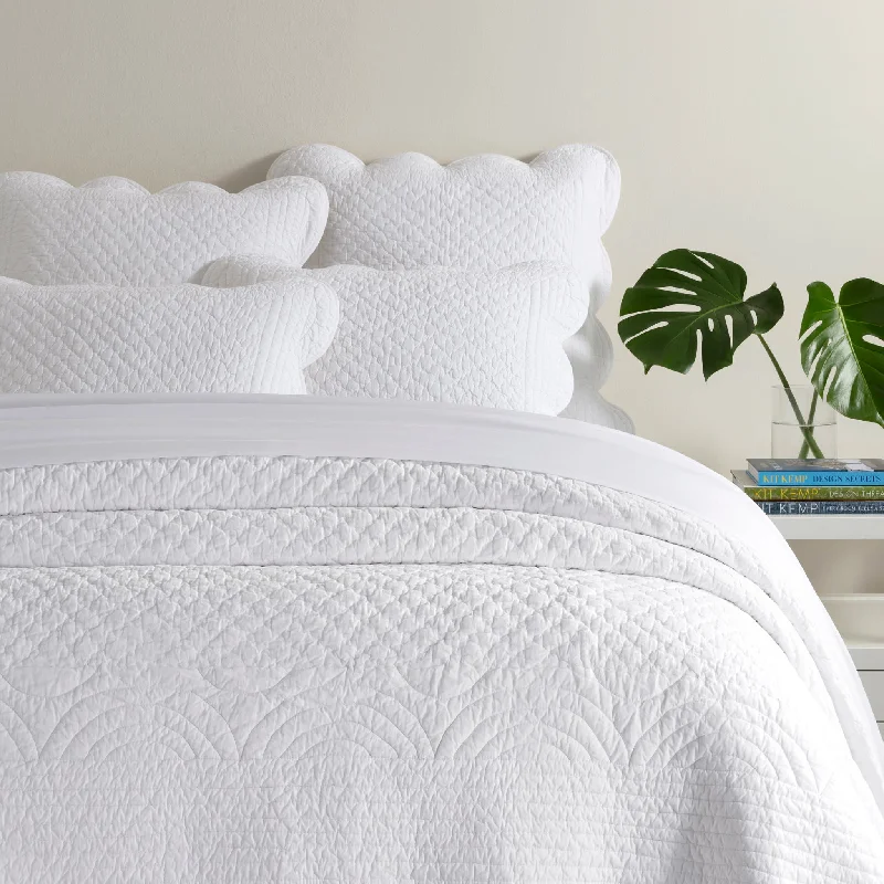 Power Shake Scallop White Quilt